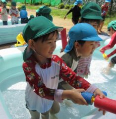 令和７年７月１１日（金）　今週は今年初めての水遊びをしました